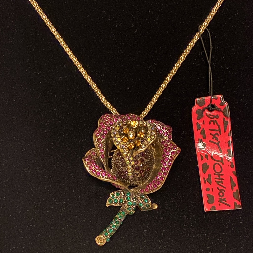 NWT BETSEY JOHNSON ROSE PENDANT NECKLACE BROOCH